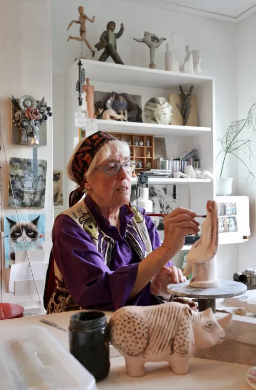 經典條紋貓「Mikey」的創作者逝世 ! 瑞典國寶級陶瓷藝術家Lisa Larson享年92歲