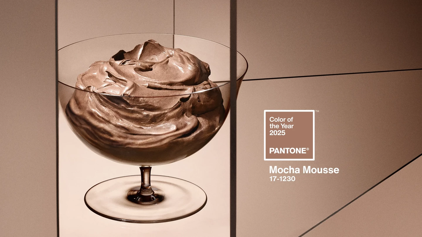 Pantone 2025 年度代表色「摩卡慕斯 Mocha Mousse」傳遞平靜又優雅的高級感