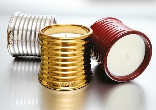 LOEWE香氛推出全新年度「質感蠟燭系列」，以黑芝麻、伯爵茶與甜杏仁為題， 串起自然與工藝的香氣旅程，呈現家居香氛的細膩與深度。