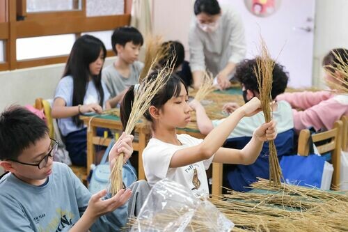 藝術走進課堂:桃園市立美術館攜手青埔、青園兩校 打開孩子的感官地圖 8月27日館校合作成果發表,探索聲音與自然的藝術教育可能