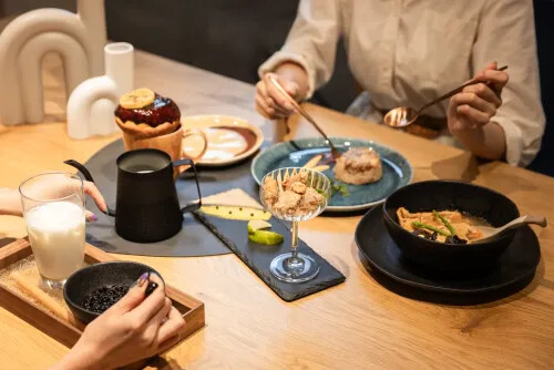 HOLA攜手台灣四大特色名店推出「食寓之秋」城市餐桌計畫。