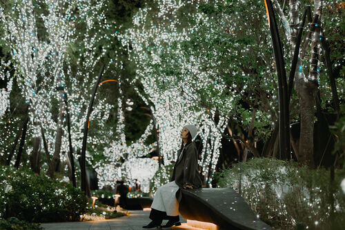 勤美草悟聖誕村 11/21開村！ 70 萬人潮造訪經典場景_250米長「光之道」再次點亮 飄雪堆積聖誕樹、陌生人交換禮物及聖誕小屋聚落 打造獨一無二的台中聖誕慶典