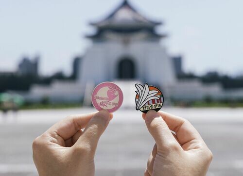 致敬總統直選 30 年！國慶光雕 10/7 登場 文總 11 款「民主台灣紀念徽章」同步亮相