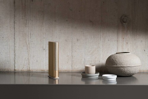 一本書的聲度!Bang & Olufsen化身聲音與空間的魔術師 全新推出Beosound Emerge無線喇叭 極致輕薄、超乎想像