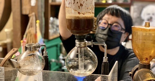 大隱於市,師大夜市隱藏版老店:結合咖啡、簡餐、藝文展演的老屋空間