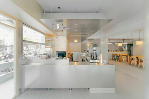 「BRUN 不然早午餐」在霧面光影裡暖和下來的天母日常